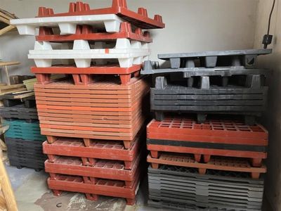 beaucoup de palettes empilées les unes sur les autres
