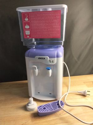 un distributeur d'eau posé sur une table en bois