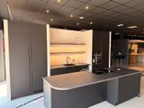 une grande cuisine avec un îlot central au milieu de la pièce