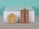 deux pendentifs en or et rubis dans un coffret blanc