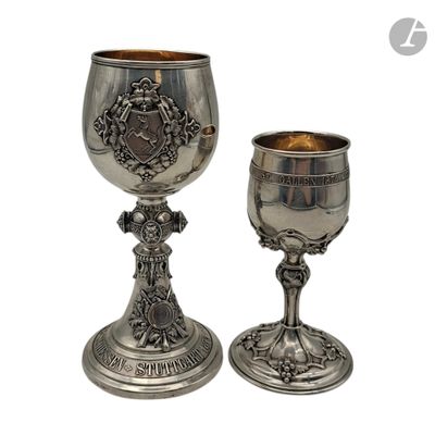 un gobelet en argent et une coupe en argent posés l’un à côté de l’autre