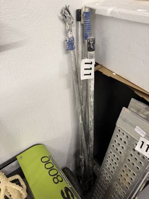 une râpe en métal à côté d'un sac vert et d'une râpe en métal