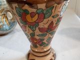 deux vases posés sur une table