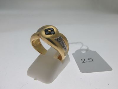 l'image d'une bague en or ornée d'un diamant noir