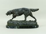 statue en bronze représentant un chien, posée sur un socle en marbre