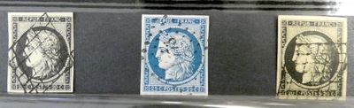 quatre timbres différents sont exposés dans une vitrine posée sur une table