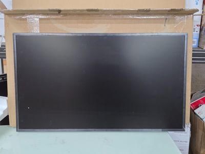 un téléviseur posé sur une table dans une pièce