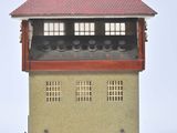 une petite maquette d'un bâtiment au toit rouge
