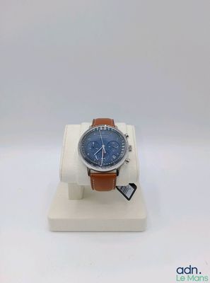 gros plan d'une montre sur un support sur une surface blanche