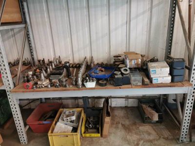 de nombreux outils posés sur une étagère dans un garage