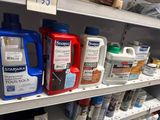 de nombreuses bouteilles de produits d'entretien sur les rayons du magasin