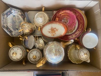 une boîte en carton contenant toutes sortes d'assiettes et de bols