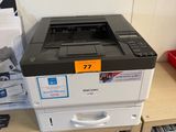 une imprimante posée sur une bibliothèque