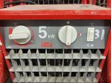 une machine rouge qui est entreposée dans un entrepôt