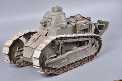 une maquette de char posée sur une table