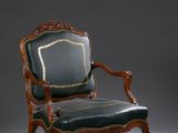 une image représentant une chaise dont l'assise est recouverte de cuir