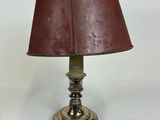 une lampe surmontée d'un abat-jour rouge