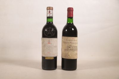 deux bouteilles de vin posées l'une à côté de l'autre sur une table