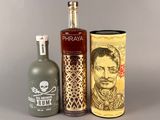 une bouteille de rhum et une bidon de rhum l'un à côté de l'autre