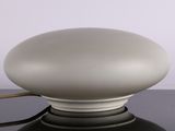une lumière blanche posée sur une table noire