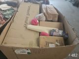 une boîte en carton remplie de laine et d'accessoires de tricot
