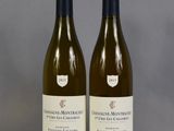 deux bouteilles de vin posées sur une table l'une à côté de l'autre