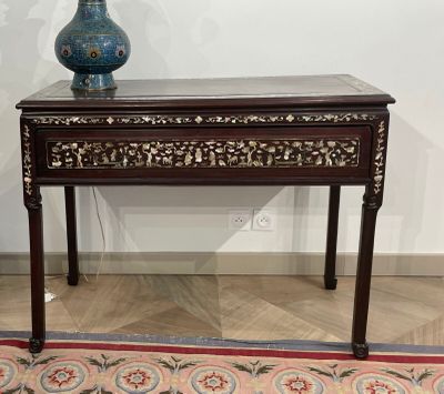 VIETNAM, TONKIN - Vers 1900 Console en bois incrusté de nacr…