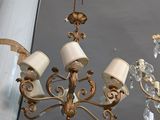 un lustre suspendu au plafond d'une pièce