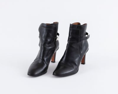 une paire de bottines en cuir noir à talon en bois