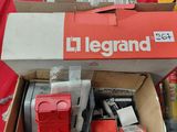 une boîte contenant de nombreux appareils électroniques