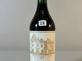 une bouteille de vin posée sur une table