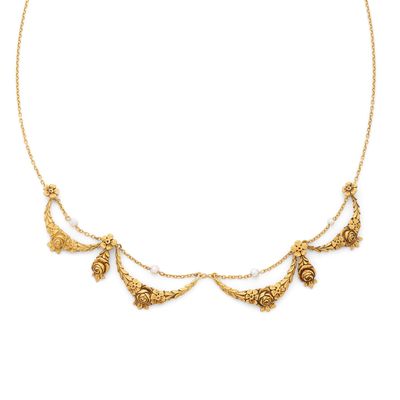 un collier en or composé d'une chaîne et de trois feuilles
