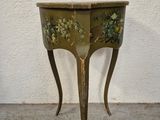 une petite table ornée d'un motif floral