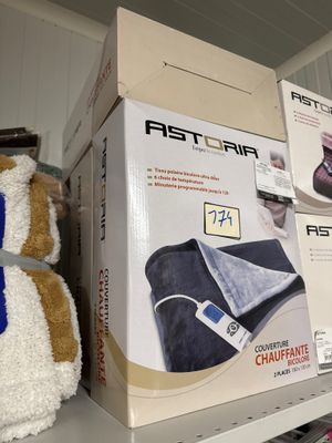 deux peluches posées sur une étagère dans un magasin