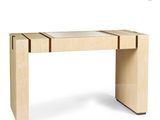 un gros plan d'une table sur laquelle est posé un miroir