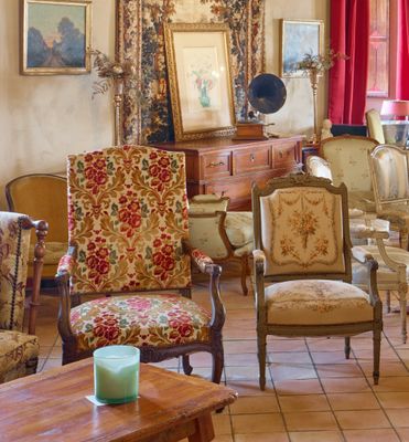 un salon avec beaucoup de meubles