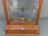 un coffret en bois contenant une horloge