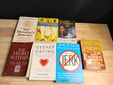 de nombreux livres posés sur une table en bois