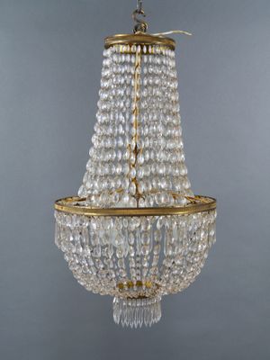 un lustre en or et en cristal suspendu au plafond