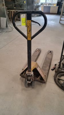 une photo d'un chariot élévateur dans un entrepôt