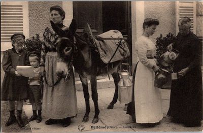 une photo en noir et blanc d'une femme à dos d'âne