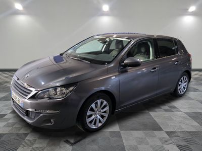 la photo d'une voiture grise garée dans un garage