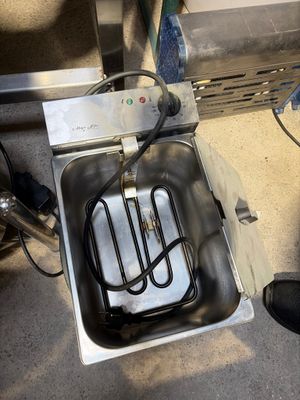 un évier avec un grille-pain à l'intérieur