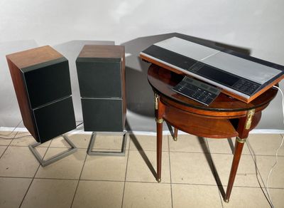 deux haut-parleurs et une table sur laquelle est posé un ordinateur portable