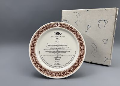 l'assiette est posée devant une boîte sur laquelle figure une image