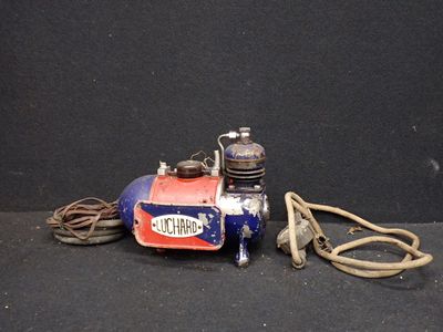 une petite pompe rouge et bleue à laquelle est raccordé un tuyau