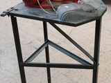 une table sur laquelle sont posés beaucoup d'objets, dans une pièce