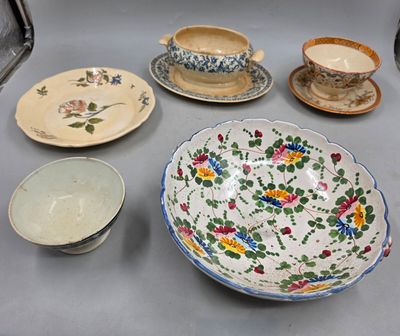 de nombreuses assiettes et tasses posées ensemble sur la table