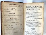 un vieux livre écrit posé sur une table