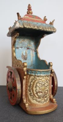 une calèche bleue et dorée posée sur une table
